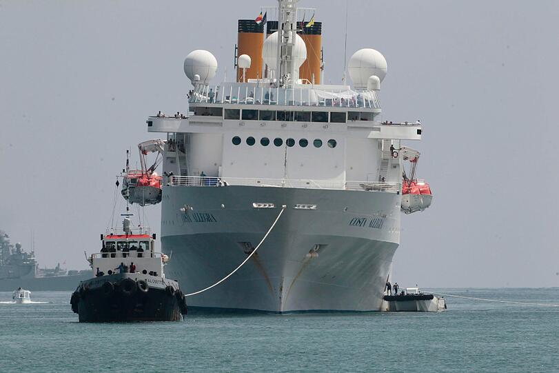 Das havarierte Kreuzfahrtschiff "Costa Allegra" ist im Hafen der Seychellen-Hauptinsel Mahé angekommen - die Bilder.