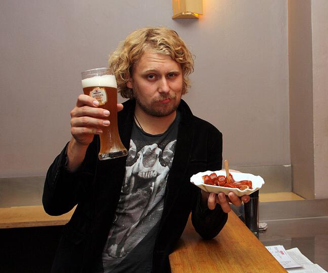 Wenn es den Sänger abends Richtung Fraunhofer Schoppenstube verschlägt &ndash; dann darf&rsquo;s vorher oder nachher gern noch eine Currywurst vom Bergwolf sein.