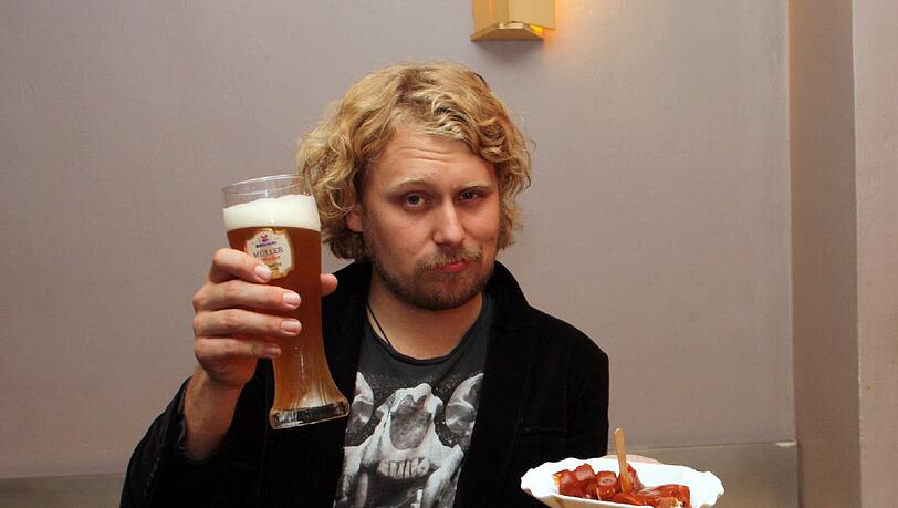 Wenn es den Sänger abends Richtung Fraunhofer Schoppenstube verschlägt – dann darf’s vorher oder nachher gern noch eine Currywurst vom Bergwolf sein. Wenn es den Sänger abends Richtung Fraunhofer Schoppenstube verschlägt – dann darf’s vorher oder nachher gern noch eine Currywurst vom Bergwolf sein.