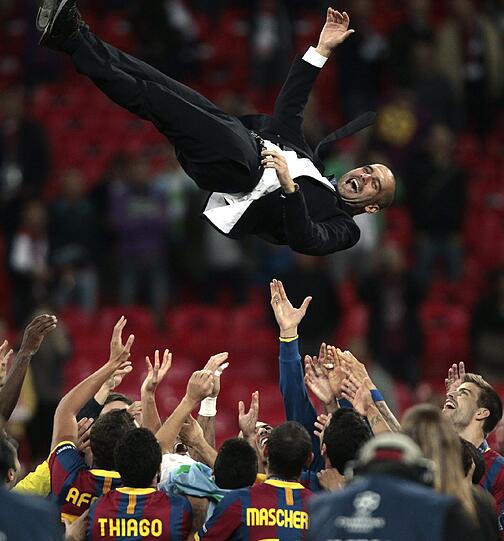 Guardiola der Überflieger: Bei Barcelona gewinnt er zwei Mal die Champions League; 2009 sogar das "Sechstuble". Sechs Titel in einem Jahr; das ist unübertroffen. Hier überwindet er mit Hilfe seiner Spieler die Erdanziehung.