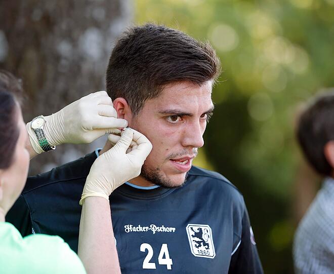 Neuzugang Stefan Ortega beim Laktattest auf dem Nebenplatz vom Olympiastadion.