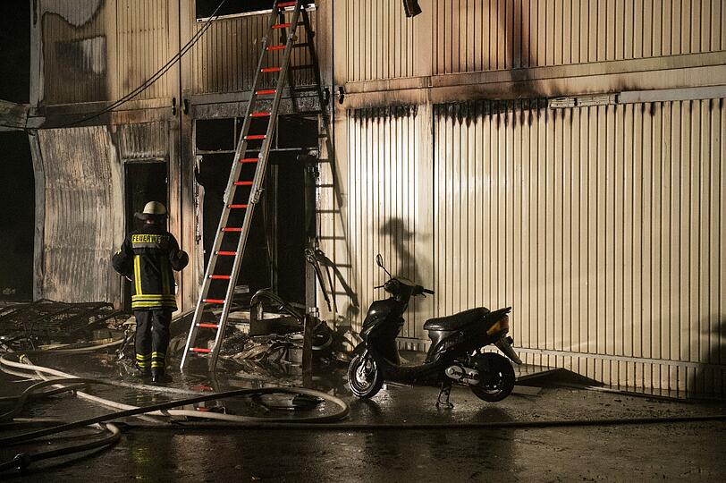 Schock in Rottenburg: In einem Flüchtlingsheim ist in der Nacht zu Montag ein Feuer ausgebrochen. Die Bilder.