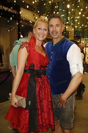 Die Nacht der Tracht: Am Mittwochabend läuteten die Promi-Damen auf der ersten "DressWasen"-Party die Dirndl-Saison ein. Wie feuchtfröhlich gefeiert wurde, sehen Sie nun in unserer Bilderstrecke.