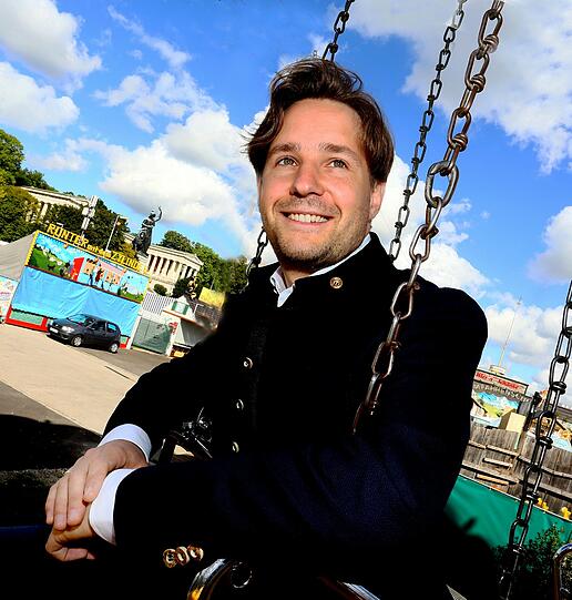 Der Dirigent Clemens Schuldt im Kettenkarussell auf der Oidn Wiesn.