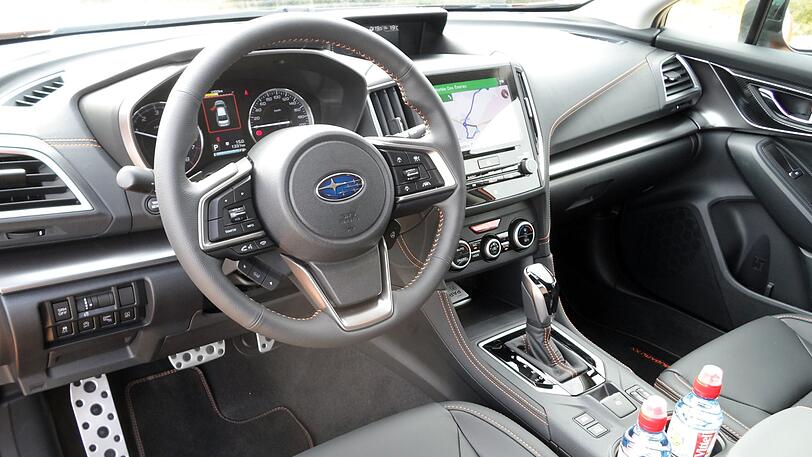 Das Infotainment-System mit 8-Zoll-Touchscreen ist einfach zu bedienen, das Lenkrad wirkt etwas überfrachtet.