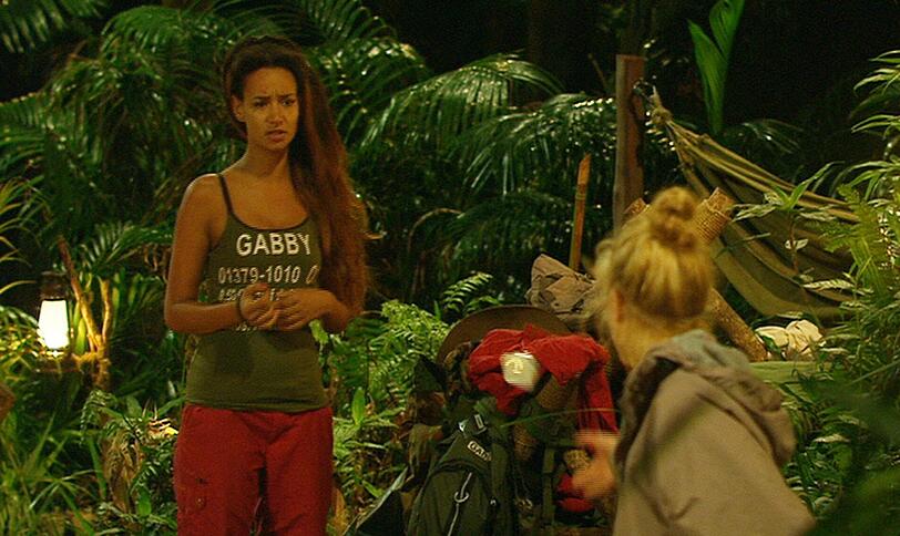Larissa (r.) holt die Mückencreme und wirft sie Gabby vor die Füße! Die Nerven liegen blank, denn jeder will die Dschungelkrone.