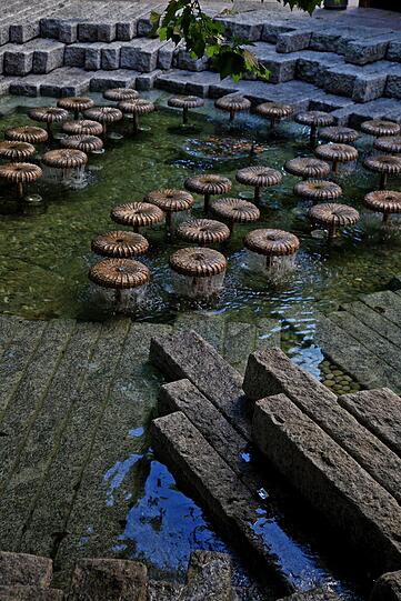 Hier kann man die gequälten Shopping-Füße abkühlen: der Wasserglockenbrunnen am Frauenplatz.