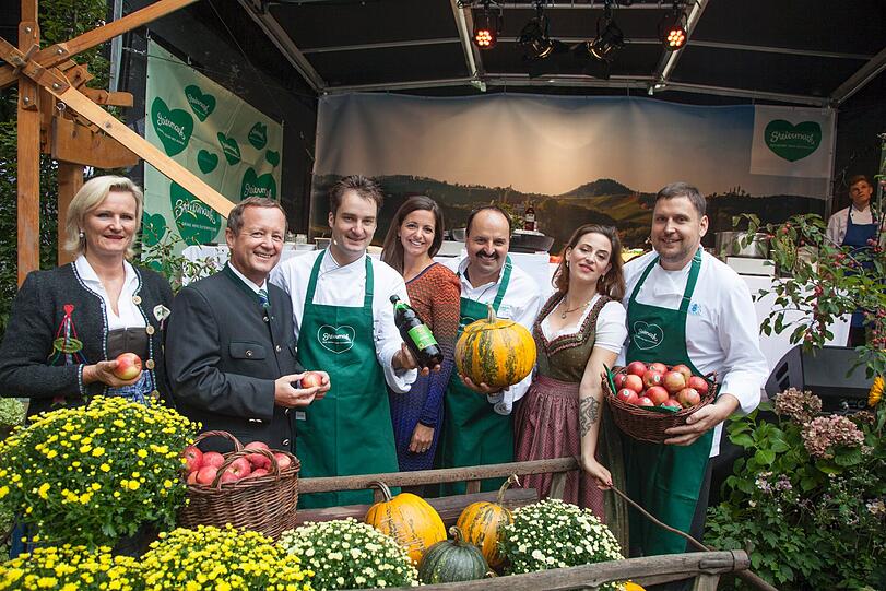 Grün-Weiß trifft Blau-Weiß: Angela Inselkammer (Ayinger Bier), Erich Neuhold (Geschäftsführer Steiermark Tourismus), Jürgen Kleinhappl (El Gaucho München), Kristina Frank (Stadträtin München), Johann Lafer (Sterne-Koch), Lena Hoschek (Grazer Mode-Designerin) und Martin Fauster (Königshof München; v.l.) eröffnen den ersten steirischen Genussmarkt auf dem Rindermark.