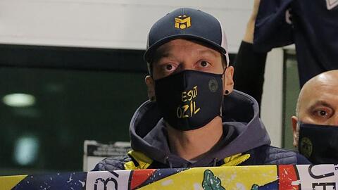 Mesut Özil posiert in Istanbul mit einem Fenerbahce-Schal.