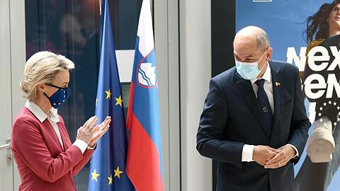 EU-Kommissionspräsidentin Ursula von der Leyen (l) und Janez Jansa, Ministerpräsident von Slowenien.