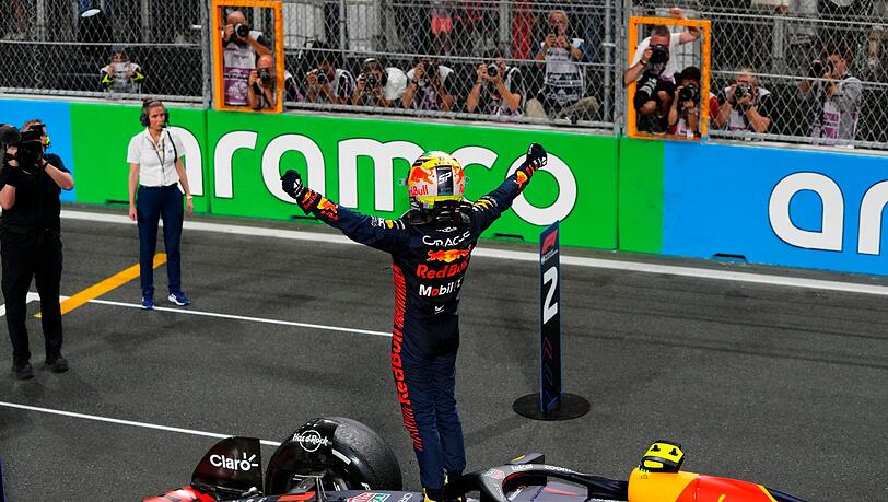 Sergio Perez feiert nach Rennende seinen Sieg in Saudi-Arabien.