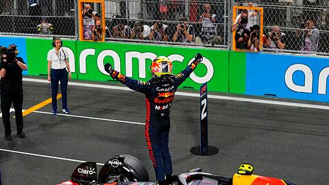 Sergio Perez feiert nach Rennende seinen Sieg in Saudi-Arabien.