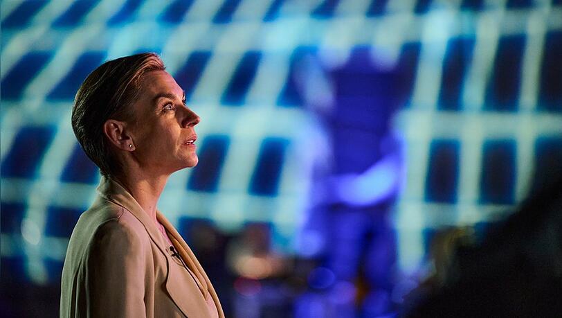 Christiane Paul als Visionärin Juliane Ericksen in der ZDF-Serie "Concordia - Tödliche Utopie".