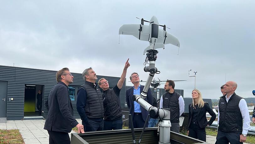 CSU-Chef Markus Söder besucht das Drohnen-Start-up Quantum Systems in Gilching. CSU-Chef Markus Söder besucht das Drohnen-Start-up Quantum Systems in Gilching.