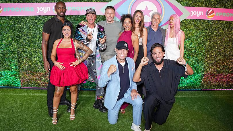 Christian Lell (im grauen Shirt) posiert an der Seite seiner "Promi Big Brother"-Kollegen. Christian Lell (im grauen Shirt) posiert an der Seite seiner "Promi Big Brother"-Kollegen.