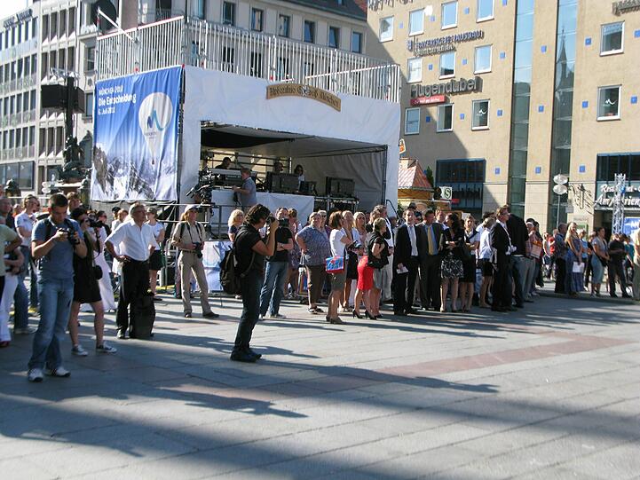 Kurz nach halb neun Uhr kamen die ersten Olympia-Fans auf den Marienplatz. Die Entscheidung soll irgendwann zwischen 17 Uhr und 17.30 Uhr fallen.