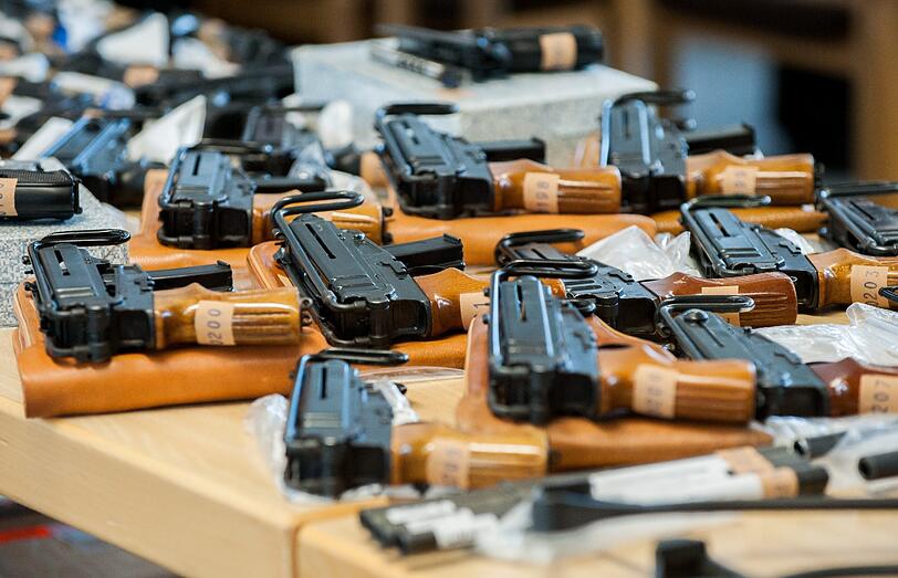 In der Wohnung eines 49-Jährigen in Regenstauf haben Sicherheitskräfte ein Waffenarsenal sichergestellt