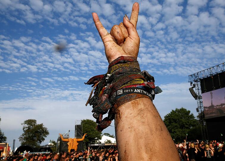 Schlammcatchen zum Abschluss: Am frühen Sonntagmorgen
dröhnten die letzten Töne des 24. Wacken Open Air (W:O:A) über das
knapp 220 Hektar großen Festivalgelände. Höhepunkt zum Abschluss war der Auftritt von Schockrocker Alice Cooper. Die Bilder vom letzten Tag!