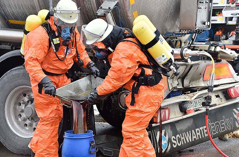 Bilder vom Unfall auf der A99: Mehrere Hundert Liter einer Abfall-Flüssigkeit sind ausgelaufen &ndash; die Autobahn musste zeitweise komplett gesperrt werden.