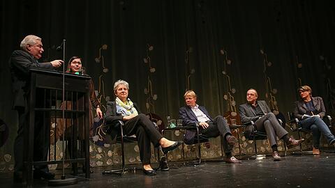 Die Frage nach der europäischen Solidarität diskutierten auf der Bühne der Kammerspiele Gisela Stuart, Reiner Hoffmann, Michael Schilling, Claudia Stamm und Basil Kerski.
