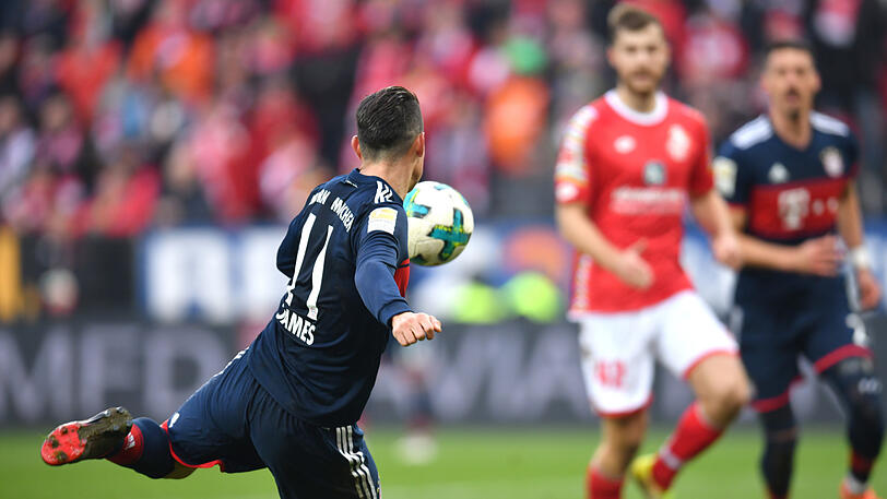 Weltklasse: James Rodriguez stoppt den Ball mit der Brust und holt zu seinem Tor aus im Spiel des FC Bayern bei Mainz 05.