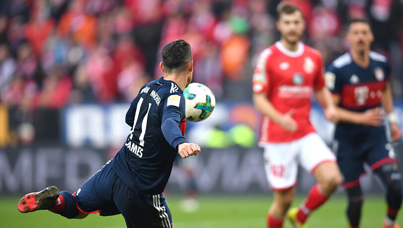 Weltklasse: James Rodriguez stoppt den Ball mit der Brust und holt zu seinem Tor aus im Spiel des FC Bayern bei Mainz 05. Weltklasse: James Rodriguez stoppt den Ball mit der Brust und holt zu seinem Tor aus im Spiel des FC Bayern bei Mainz 05.