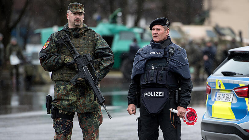 Ein Soldat und ein Polizist nehmen am 9. März 2017 in der Werdenfels Kaserne an der gemeinsamen Anti-Terror-Übung von Polizei und Bundeswehr "Getex" teil.