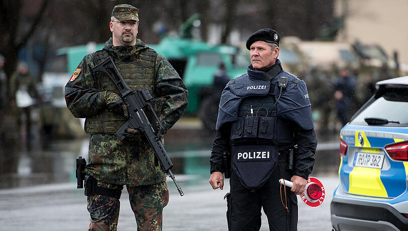 Ein Soldat und ein Polizist nehmen am 9. März 2017 in der Werdenfels Kaserne an der gemeinsamen Anti-Terror-Übung von Polizei und Bundeswehr "Getex" teil. Ein Soldat und ein Polizist nehmen am 9. März 2017 in der Werdenfels Kaserne an der gemeinsamen Anti-Terror-Übung von Polizei und Bundeswehr "Getex" teil.