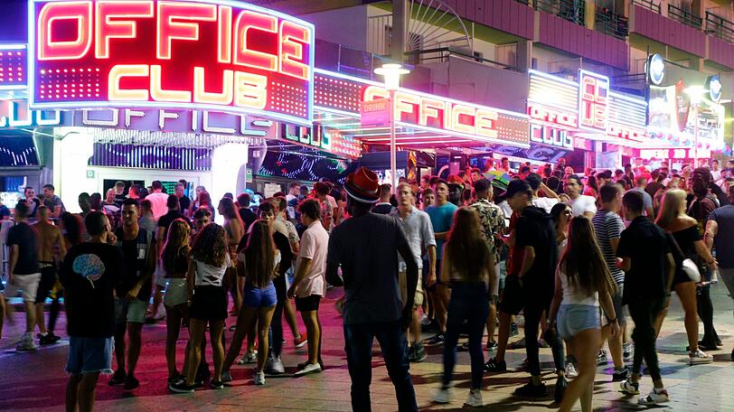 Spanien, Magaluf: Jugendliche stehen vor Bars und Diskotheken auf der Straße, um zu rauchen und sich zu unterhalten. In dem Calvia-Badeort kamen bei Balkonstürze bereits mehrere Touristen ums Leben.