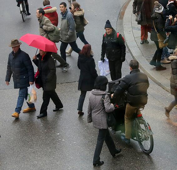 Wo heute noch zahlreiche Taxis, Busse und Räder verkehren sollen scohn bald nur noch Fußgänger gehen dürfen. Hier soll die Fußgängerzone künftig verlaufen, die Bilder.