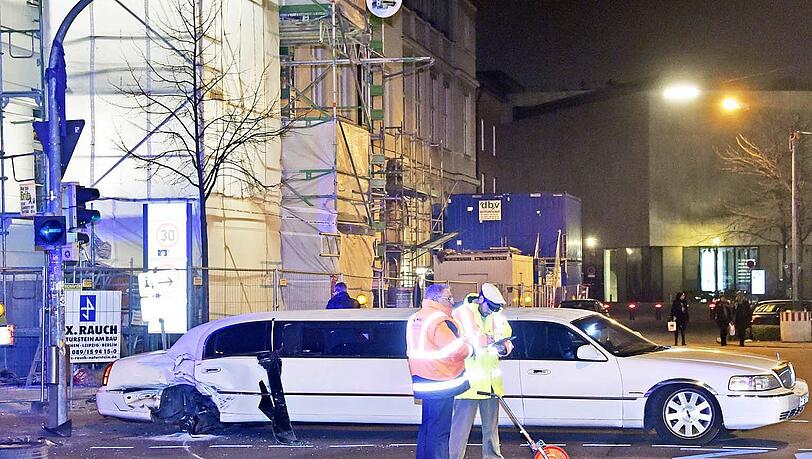 In der Blumenstraße hat es am Samstagabend heftig geknallt - die Bilder von der Unfallstelle. In der Blumenstraße hat es am Samstagabend heftig geknallt - die Bilder von der Unfallstelle.
