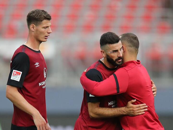 Die Nürnberger Patrick Erras (l-r) und Mikael Ishak mit Adam Zrelak auf dem Spielfeld. Foto: Daniel Karmann/dpa/Archivbild