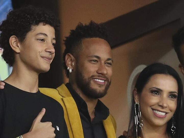 Brasiliens Fußball-Superstar Neymar (M) posiert beim Copa América für ein Foto.