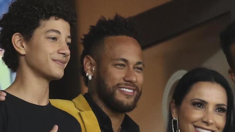 Brasiliens Fußball-Superstar Neymar (M) posiert beim Copa América für ein Foto. Brasiliens Fußball-Superstar Neymar (M) posiert beim Copa América für ein Foto.