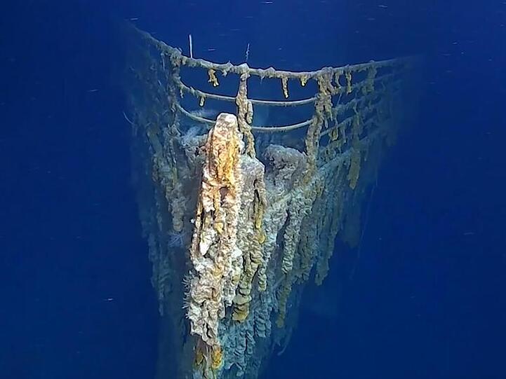 Bakterien, die sich durch die Schiffshülle fressen, Rost und Ozeanströmungen setzen dem Wrack der "Titanic" stark zu.