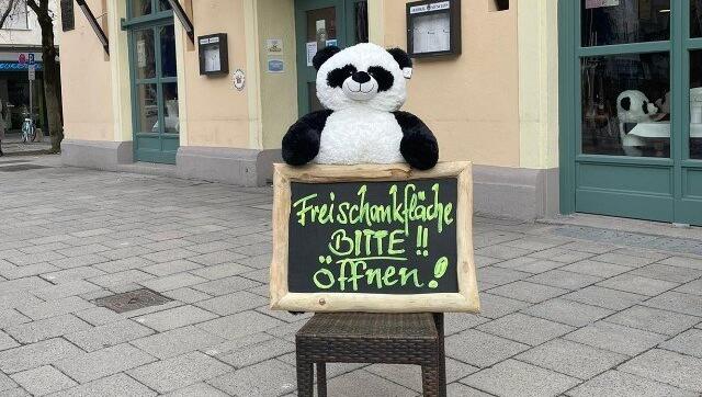 Plüschiger Panda-Appell vorm Bachmaier Hofbräu: "Freischankfläche bitte öffnen!" Plüschiger Panda-Appell vorm Bachmaier Hofbräu: "Freischankfläche bitte öffnen!"