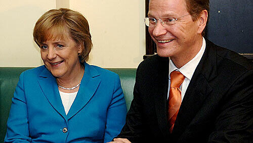 Da war noch alles gut: Angela Merkel und Guido Westerwelle gut gelaunt Seite an Seite einen Tag vor der Bundestagswahl im September 2005. Da war noch alles gut: Angela Merkel und Guido Westerwelle gut gelaunt Seite an Seite einen Tag vor der Bundestagswahl im September 2005.