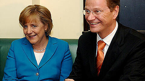 Da war noch alles gut: Angela Merkel und Guido Westerwelle gut gelaunt Seite an Seite einen Tag vor der Bundestagswahl im September 2005.