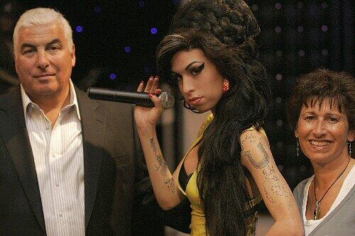 Mitch und Janis Winehouse neben der Wachsfigur von Tochter Amy