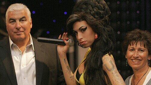 Mitch und Janis Winehouse neben der Wachsfigur von Tochter Amy Mitch und Janis Winehouse neben der Wachsfigur von Tochter Amy
