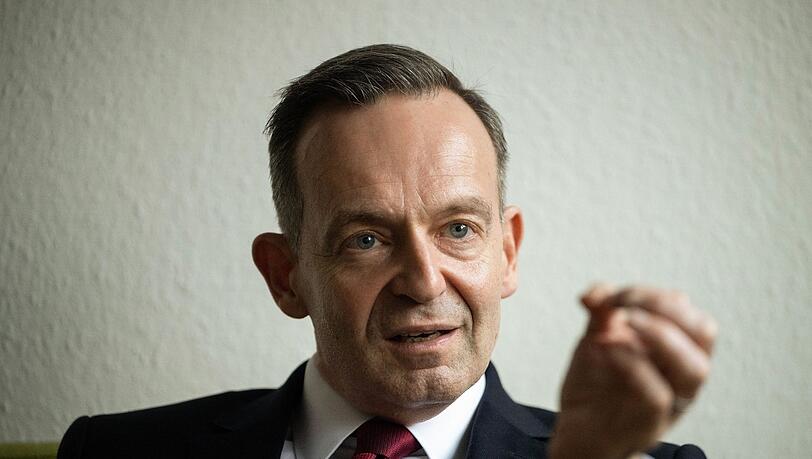 "Unser Vorschlag eröffnet E-Fuels-only-Fahrzeugen eine klare Entwicklungsperspektive, weshalb wir mit Nachdruck daran festhalten": Bundesverkehrsminister Volker Wissing.
