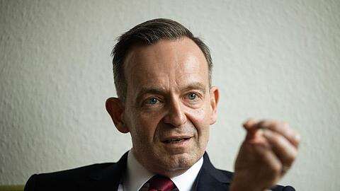 "Unser Vorschlag eröffnet E-Fuels-only-Fahrzeugen eine klare Entwicklungsperspektive, weshalb wir mit Nachdruck daran festhalten": Bundesverkehrsminister Volker Wissing.