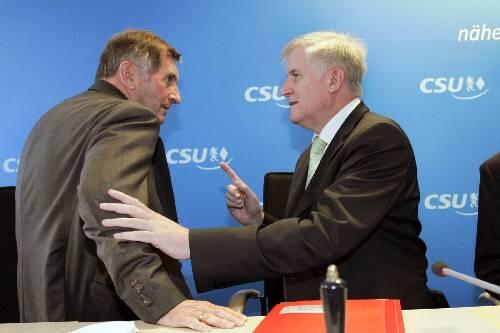 Am Vorstandstisch: Horst Seehofer (59) und CSU-Urgestein Alois Glück (68).