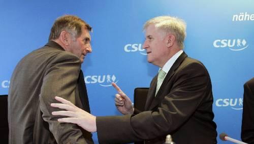 Am Vorstandstisch: Horst Seehofer (59) und CSU-Urgestein Alois Glück (68). Am Vorstandstisch: Horst Seehofer (59) und CSU-Urgestein Alois Glück (68).