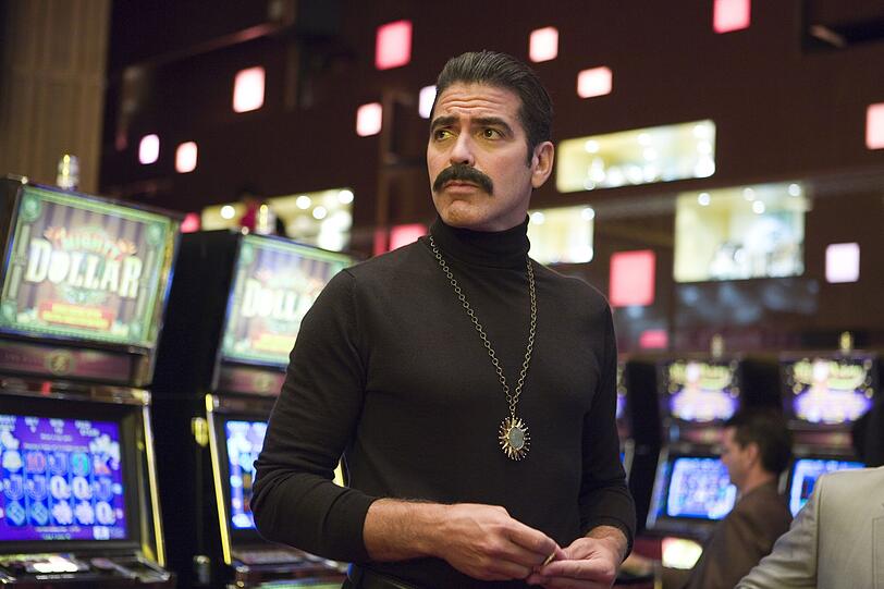 Ein Meister des Verbrechens muss auch ein Meister der Verkleidung sein: George Clooney als Heist-Genie Danny Ocean in "Ocean's 13". Ein Meister des Verbrechens muss auch ein Meister der Verkleidung sein: George Clooney als Heist-Genie Danny Ocean in "Ocean's 13".