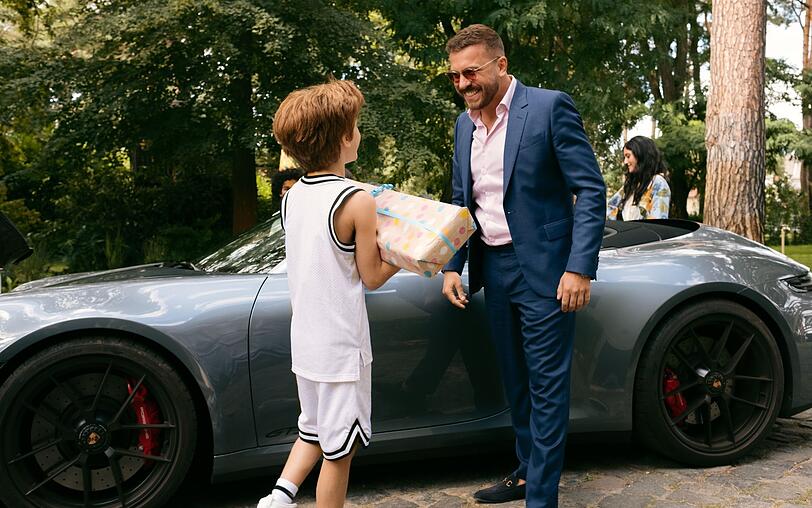 Onkel Timo (Edin Hasanović, rechts) ist der Beste! Geburtstagskind Theo (Levin Wopp) kann es nicht erwarten, sein Geschenk auszupacken.