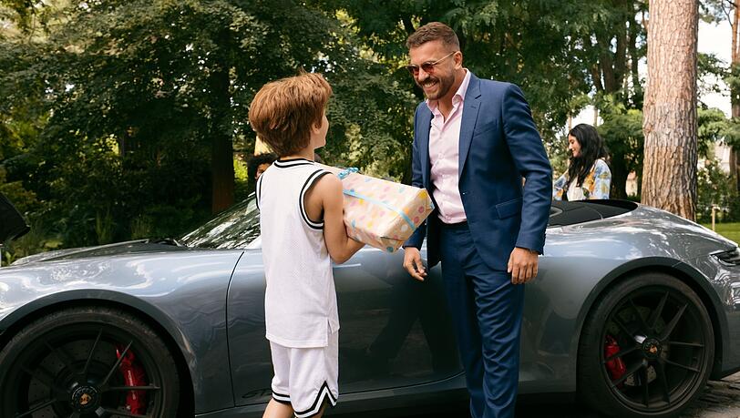 Onkel Timo (Edin Hasanović, rechts) ist der Beste! Geburtstagskind Theo (Levin Wopp) kann es nicht erwarten, sein Geschenk auszupacken. Onkel Timo (Edin Hasanović, rechts) ist der Beste! Geburtstagskind Theo (Levin Wopp) kann es nicht erwarten, sein Geschenk auszupacken.