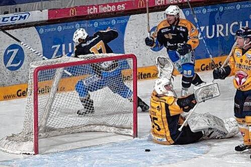 Das 2:0 für den EHC: Torschütze Mike Kompon (17) fährt jubelnd ums Tor herum, der Lausitzer Torwart Boutin sitzt frustriert auf dem Eis.
