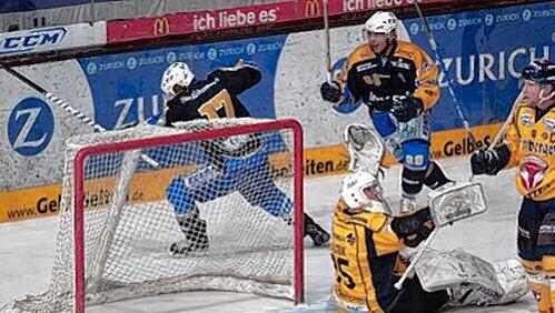 Das 2:0 für den EHC: Torschütze Mike Kompon (17) fährt jubelnd ums Tor herum, der Lausitzer Torwart Boutin sitzt frustriert auf dem Eis. Das 2:0 für den EHC: Torschütze Mike Kompon (17) fährt jubelnd ums Tor herum, der Lausitzer Torwart Boutin sitzt frustriert auf dem Eis.
