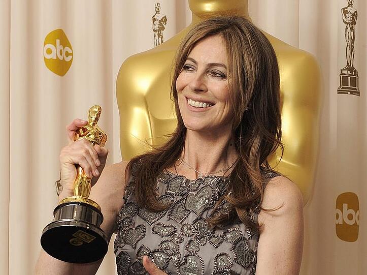 KATHRYN BIGELOW (54), Regisseurin, muss mit der Premiere ihres Osama Bin-Laden-Films länger warten als geplant. Der US-Filmverleih Sony habe entschieden, &bdquo;Kill Bin Laden&ldquo;, so der Arbeitstitel, erst nach den US-Präsidentschaftswahlen 2012 herauszubringen. Dies berichtet die Tageszeitung &bdquo;New York Times&ldquo;. Angeblich hätten republikanische Politiker die Befürchtung ausgesprochen, das dokumentarische Drama der Oscar-Gewinnerin (&bdquo;Tödliches Kommando &ndash; The Hurt Locker&ldquo;) über die Jagd auf den Al-Qaida-Führer und dessen Tötung, könne Präsident Barack Obama als Helden feiern und dadurch für dessen Wiederwahl werben.